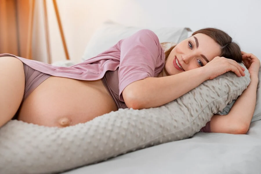 Pregnant women Sleep on her side